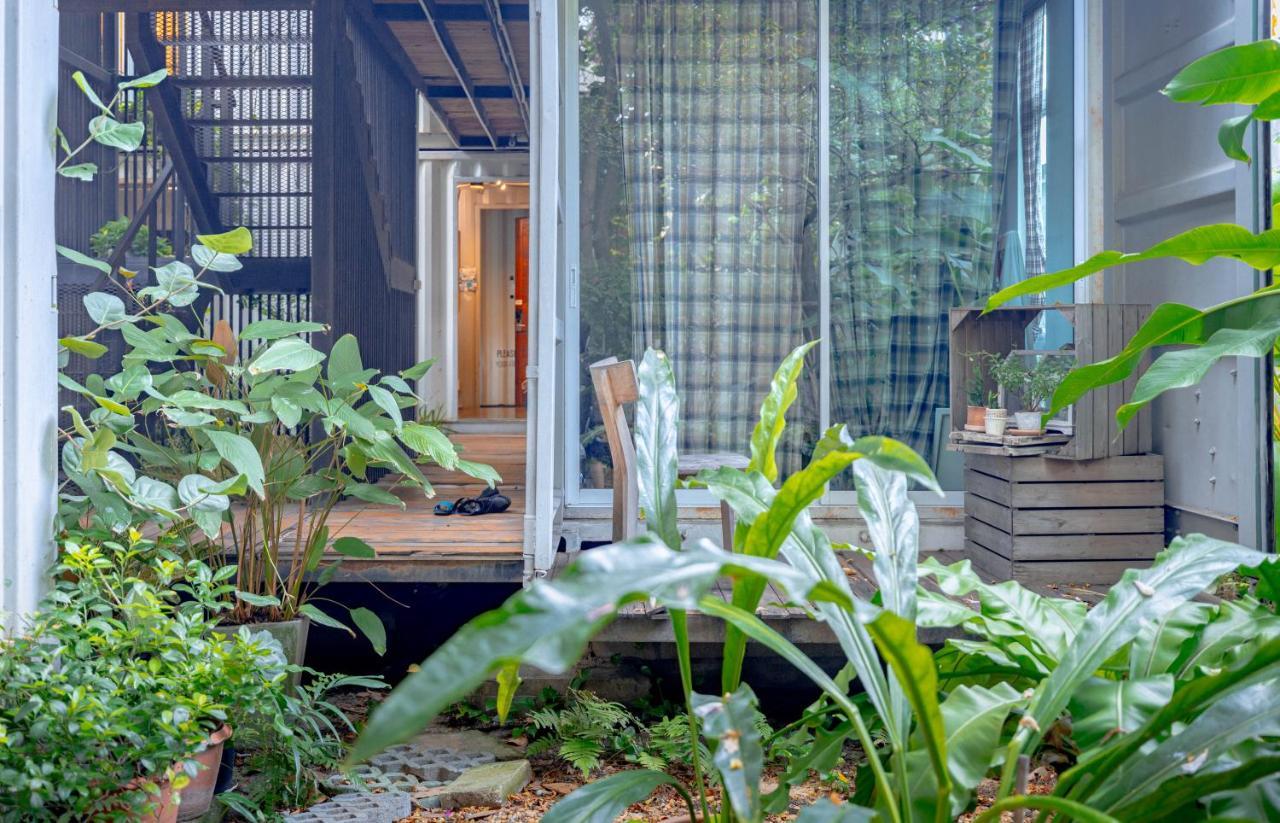 The Yard Bangkok Hostel Exterior photo